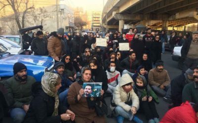 تظاهرات خانواده های زندانیان سیاسی و دراویش گنابادی در برابر زندان اوین